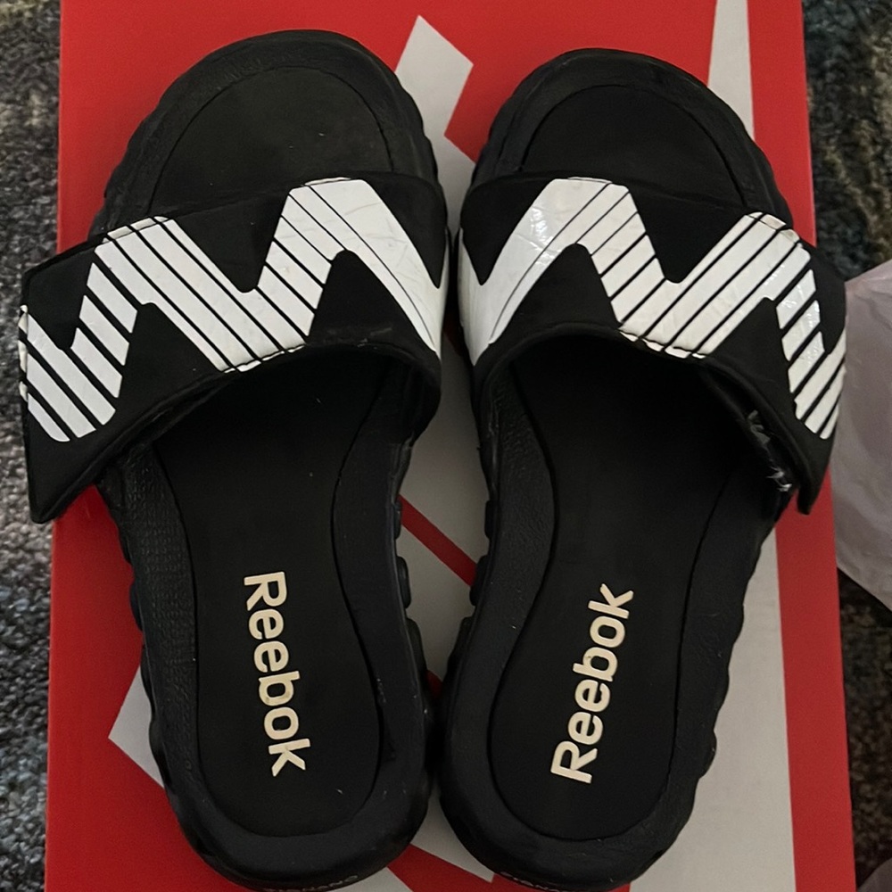 Boys Reebok slides😎